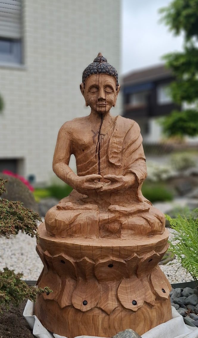 Sitzender Buddha geschnitzt aus heimischer Eiche